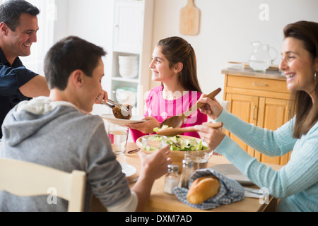 Caucasian family eating at table Banque D'Images