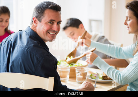 Caucasian family eating at table Banque D'Images