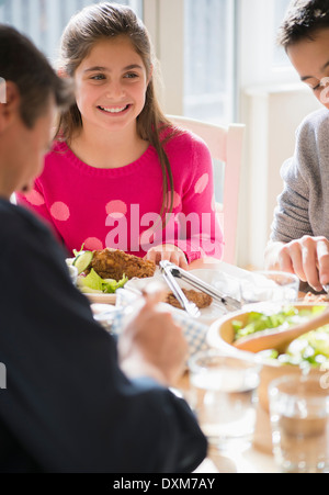 Caucasian family eating at table Banque D'Images