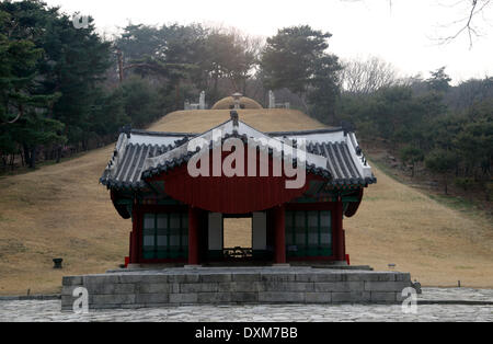 Séoul, Corée du Sud. 27 mars 2014. Jeongneung tombe royale est vu, Séoul, Corée du Sud, le jeudi 27 mars, 2014. La tombe royale est le tombeau de la Reine Consort, Sindeok la seconde épouse du roi Taejo, fondateur de la dynastie Joseon (1392-1910) et a été enregistré comme un patrimoine mondial de l'UNESCO en juin 2009, selon l'Administration du patrimoine culturel de la Corée du Sud. Banque D'Images