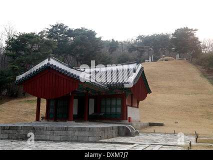 Séoul, Corée du Sud. 27 mars 2014. Jeongneung tombe royale est vu, Séoul, Corée du Sud, le jeudi 27 mars, 2014. La tombe royale est le tombeau de la Reine Consort, Sindeok la seconde épouse du roi Taejo, fondateur de la dynastie Joseon (1392-1910) et a été enregistré comme un patrimoine mondial de l'UNESCO en juin 2009, selon l'Administration du patrimoine culturel de la Corée du Sud. Banque D'Images