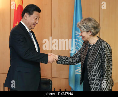 Paris, France. Mar 27, 2014. Le président chinois Xi Jinping (L) rencontre avec Irina Bokova, directeur général de l'Organisation des Nations Unies pour l'éducation, la science et la culture (UNESCO), à Paris, France, le 27 mars 2014. Credit : Yao Dawei/Xinhua/Alamy Live News Banque D'Images