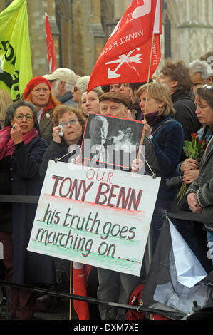 London, UK . Mar 27, 2014. Tony Benn's coffin avec famille et amis marchant derrière fait son chemin depuis les chambres du Parlement à l'église St Margaret's London 27/03/2014 Credit : JOHNNY ARMSTEAD/Alamy Live News Banque D'Images