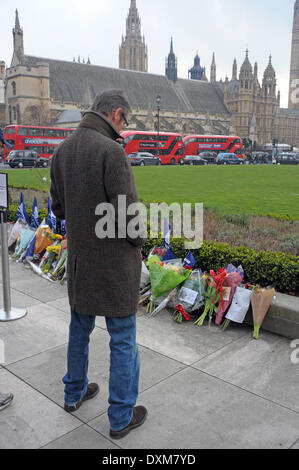 London, UK . Mar 27, 2014. Tony Benn's coffin avec famille et amis marchant derrière fait son chemin depuis les chambres du Parlement à l'église St Margaret's London 27/03/2014 Credit : JOHNNY ARMSTEAD/Alamy Live News Banque D'Images