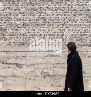 Italie, Rome, l'inscription à l'Ara Pacis, lecteur à l'avant Banque D'Images