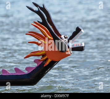 Image d'une tête de dragon sur l'une des embarcations à la courses de bateaux-dragons à Portland en Oregon. Banque D'Images