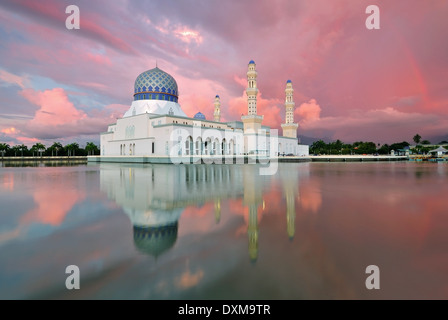 La ville de Kota Kinabalu, Sabah, Borneo mosquée flottante est de la Malaisie Banque D'Images