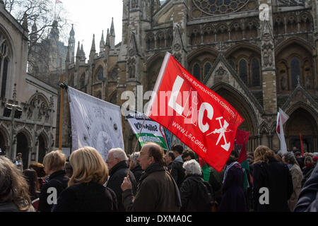 London, UK . Mar 27, 2014. Des foules de personnes rendent hommage à l'extérieur de l'église St Margaret's, Westminster pendant le service funèbre de Tony Benn. Tony Benn était un homme politique et un membre du Parlement (MP) pour 47 ans entre 1950 et 2001. Il est mort à l'âge de 88 ans. Credit : Patricia Phillips/Alamy Live News Banque D'Images