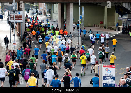Le Demi-marathon de Coventry 2014 démarrer, Coventry, Royaume-Uni. Banque D'Images