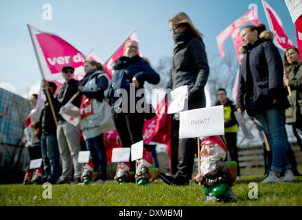 Hanovre, Allemagne. Mar 27, 2014. Un nain de jardin avec un panneau 'hallo' signifie au cours d'une manifestation de stagiaires et employés de Deutsche Telekom à Hanovre, Allemagne, 27 mars 2014. Les négociations salariales pour l'autour de 72 000 employés sont à leur troisième tour à Hanovre. Photo : JULIAN STRATENSCHULTE/dpa/Alamy Live News Banque D'Images