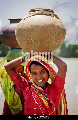 Indian girl portant un pot d'eau sur sa tête. Près de Jodhpur, Inde. Image manipulée numériquement Banque D'Images