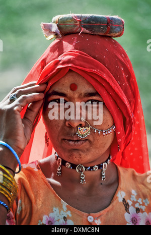 Femme indienne portant un foulard et des bijoux. Dans un village près de Jodhpur, Inde. Image manipulée numériquement. Banque D'Images