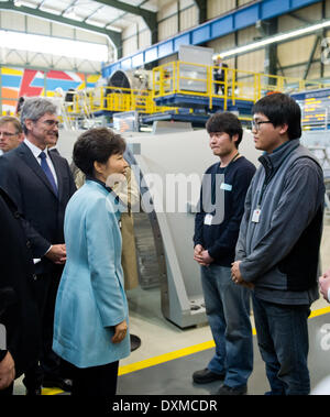 Berlin, Allemagne. Mar 27, 2014. Le Président de la République de Corée, Park Geun Hye (C), serre la main avec un membre du personnel de la Corée au cours de sa visite d'une usine d'assemblage de la turbine à gaz de Siemens au cours de sa visite d'État en Allemagne à Berlin, Allemagne, 27 mars 2014. Le président de Siemens AG, Joe Kaeser (4e à partir de L), a expliqué les détails techniques à leur visiteur. Coréen PHOTO : VON JURCZENKA BENRD/dpa/Alamy Live News Banque D'Images