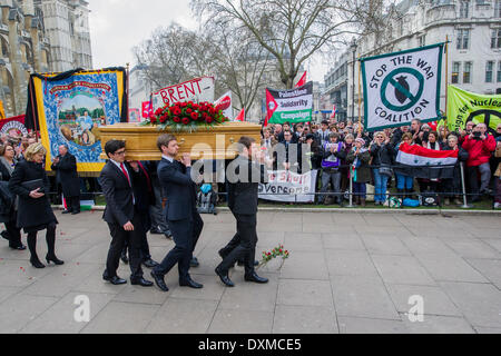 London, UK . Mar 27, 2014. Tony Benn's Funeral à 11h à St Margaret's Church, Westminster. Son corps fut transporté dans un corbillard à partir de l'entrée principale du nouveau Palais Cour à 10h45, et a été suivi par des membres de sa famille à pied. La déroute était bordé par des admirateurs. À l'arrivée aux portes qu'il a été porté dans l'église par les membres de la famille. Jeudi 27 mars 2014, Londres, Royaume-Uni. Crédit : Guy Bell/Alamy Live News Banque D'Images