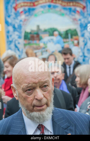 London, UK . Mar 27, 2014. Michael Eavis. Tony Benn's Funeral à 11h à St Margaret's Church, Westminster. Son corps fut transporté dans un corbillard à partir de l'entrée principale du nouveau Palais Cour à 10h45, et a été suivi par des membres de sa famille à pied. La déroute était bordé par des admirateurs. À l'arrivée aux portes qu'il a été porté dans l'église par les membres de la famille. Jeudi 27 mars 2014, Londres, Royaume-Uni. 786236, guy@gbphotos.com Crédit : Guy Bell/Alamy Live News Banque D'Images