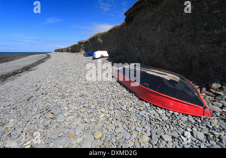 Bateaux sous une petite falaise sur la plage Llanon, Ceredigion, pays de Galles. Banque D'Images