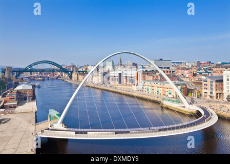 Gateshead Millennium Bridge et Tyne bridge over River Tyne Newcastle upon Tyne skyline de Tyne et Wear England UK GB EU Europe Banque D'Images