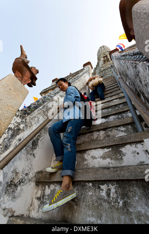 Les gens de monter le stupa du temple Wat Arun à Bangkok, Thaïlande Banque D'Images