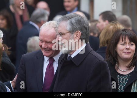 Westminster London, UK. 27 mars 2014. Vice-premier ministre d'Irlande du Nord Martin McGuinness et président du Sinn Fein de Gerry Adams en tant qu'invités et dignitaires présents au service funéraire de l'ancien député travailliste Tony Benn à St Margaret's Church in Westminster Crédit : amer ghazzal/Alamy Live News Banque D'Images