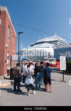 Les passagers d'un navire de croisière nourrissait à Portland, Maine, retour à bord après une escale. Banque D'Images