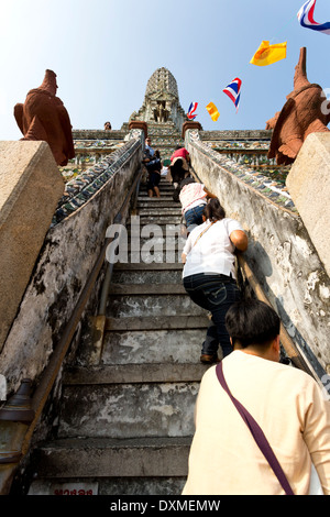 Les gens de monter le stupa du temple Wat Arun à Bangkok, Thaïlande Banque D'Images