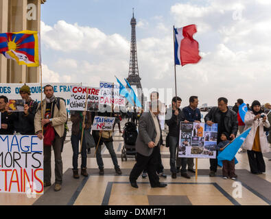 Paris, France. Foule, Front, Communauté tibétaine de France et amis ont appelé les citoyens français à se mobiliser massivement et activement lors de la visite du président chinois à Paris. Cette mobilisation citoyenne doit mettre en lumière le sort tragique du Tibet sur la scène publique et nous devrions saisir cette occasion pour rappeler au président chinois que la politique chinoise en vigueur au Tibet, est un échec et contre productive. L'ancienne recette politique pour la carotte et le bâton est un anachronisme quand le moment est la reconnaissance mu-tuelle des peuples. protestation contre la chine, immigrés agitant des drapeaux Banque D'Images