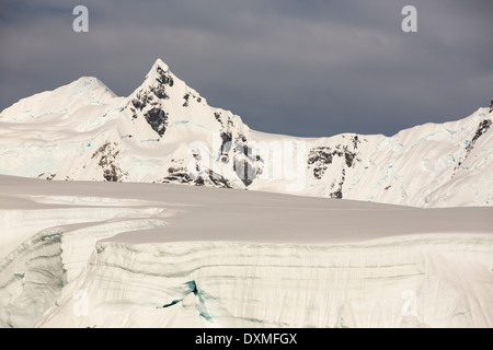 Paysages côtiers spectaculaires sous le mont Walker dans Paradise Bay au large de la Terre de Graham sur la péninsule Antarctique Banque D'Images