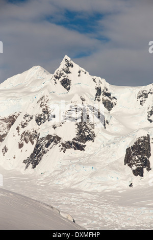 Paysages côtiers spectaculaires sous le mont Walker dans Paradise Bay au large de la Terre de Graham sur la péninsule Antarctique Banque D'Images