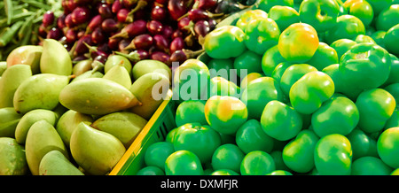 Fruits et légumes dans une échoppe de marché Banque D'Images