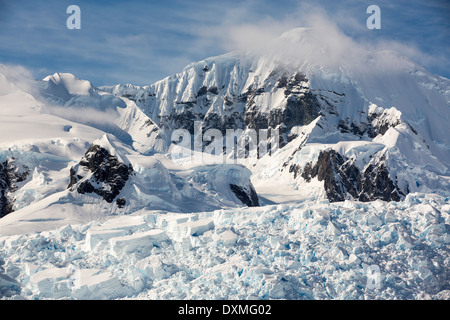 Paysages côtiers spectaculaires sous le mont Walker dans Paradise Bay au large de la Terre de Graham sur la péninsule Antarctique Banque D'Images