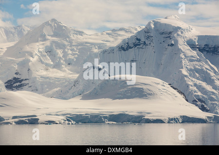 Sur les montagnes de la péninsule antarctique le détroit de Gerlache Banque D'Images