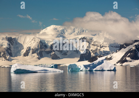 Sur les montagnes de la péninsule antarctique le détroit de Gerlache Banque D'Images