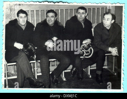 Urss - circa 1930 : une ancienne photo montre 4 homme sont mis en attente Banque D'Images