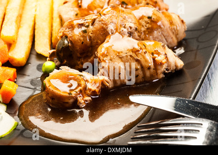 Rouleaux de boeuf avec frites et begetables Banque D'Images