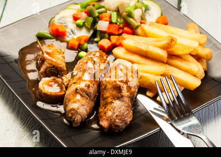 Rouleaux de boeuf avec frites et begetables Banque D'Images