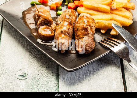 Rouleaux de boeuf avec frites et begetables Banque D'Images