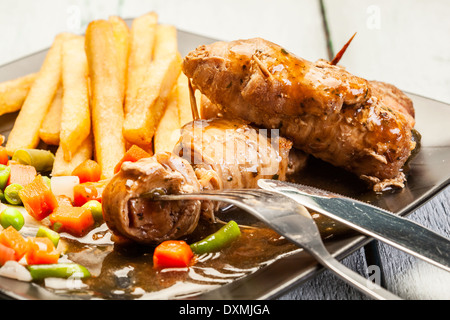 Rouleaux de boeuf avec frites et begetables Banque D'Images