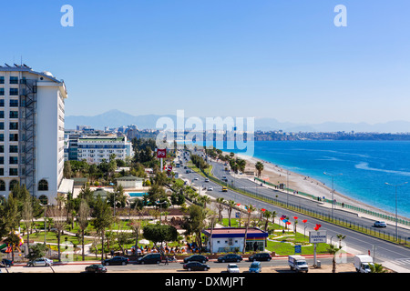 Afficher le long de la plage de Konyaalti en direction du centre-ville, Antalya, Turquie Banque D'Images