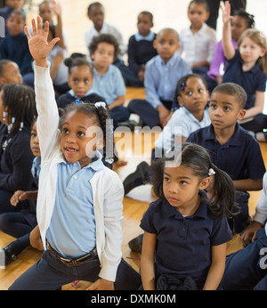 La maternelle et les premières élèves de l'école élémentaire Chrysler poser des questions après un auteur a lu son livre pour enfants. Banque D'Images