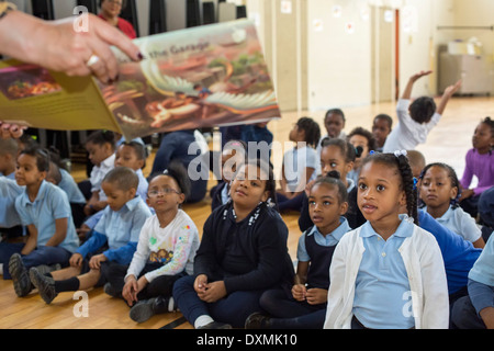 La maternelle et les premières élèves de l'école élémentaire Chrysler écouter comme auteur Renee Prewitt lit son livre à eux. Banque D'Images