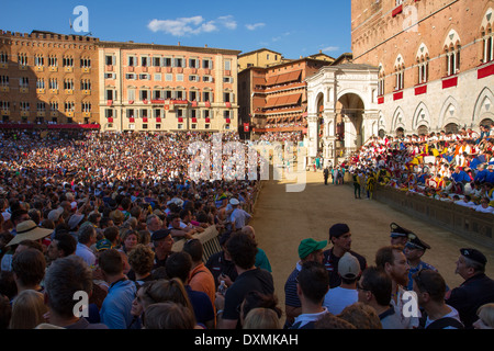 Les préparatifs de la course de chevaux Banque D'Images