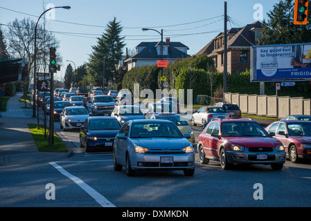 La circulation en intersection. Vancouver, Colombie-Britannique, Canada Banque D'Images