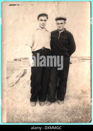 Urss - VERS 1965 : une ancienne photo montre deux jeune homme Banque D'Images