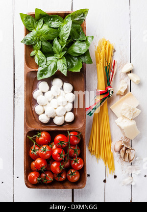 Les couleurs du drapeau italien avec le basilic vert, blanc, rouge tomate, mozzarella et parmesan spaghetti Banque D'Images