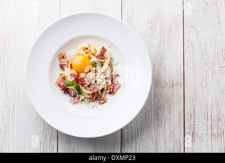 Spaghetti Carbonara sur assiette avec jambon blanc et jaune Banque D'Images