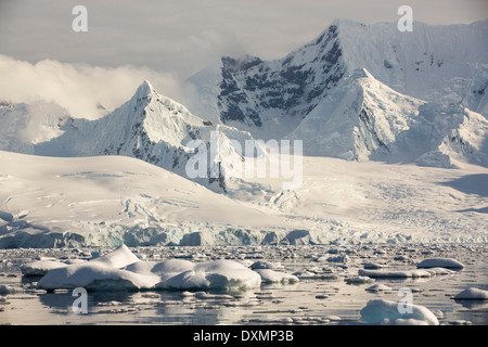 Gerlache le détroit séparant l'archipel Palmer de la péninsule Antarctique au large de l'Île Anvers. Banque D'Images