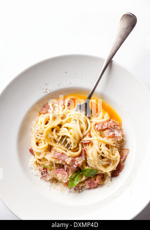 Les pâtes à la Carbonara sur plaque blanche avec du parmesan et du jaune Banque D'Images