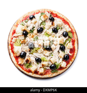 Pizza italienne avec César au poulet, croûtons et verts sur fond blanc Banque D'Images