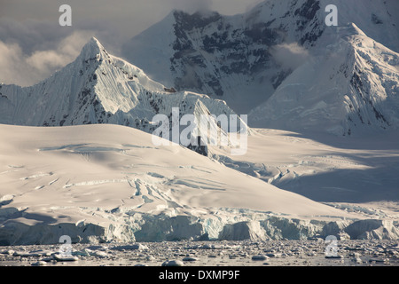 Gerlache le détroit séparant l'archipel Palmer de la péninsule Antarctique au large de l'Île Anvers. Banque D'Images