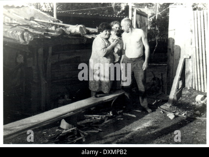 Urss - VERS 1960 : une ancienne photo montre les grands-parents holding baby Banque D'Images